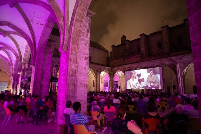Del 1 al 31 de agosto, el claustro gótico se convertirá en un cine al aire libre con entrada gratuita