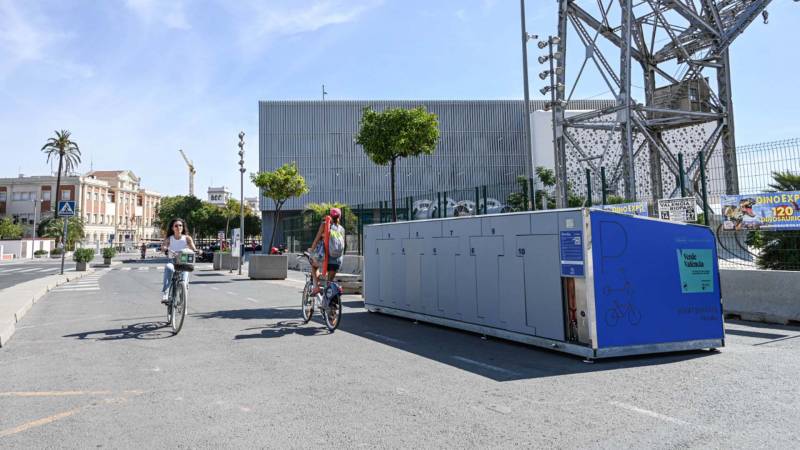 Un autobús de la EMT, en la Porta de la Mar