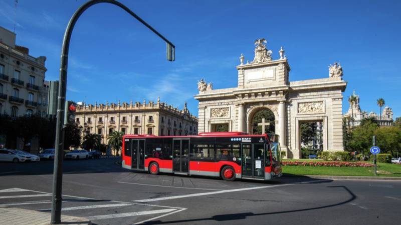 Un autobús de la EMT, en la Porta de la Mar