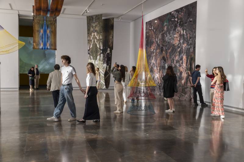 L?artista valenciana Inma Femenía presentarà la seua intervenció específica Aire Magenta en la gran vidriera d?entrada al museu