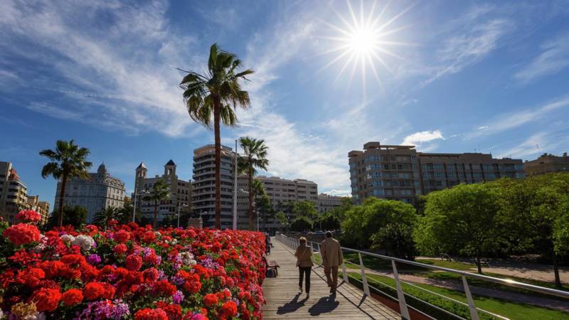 La frecuencia de paso en la parada de Fira València es de 20 minutos; de 6.00 a 22.00 horas; y también se puede acceder en metro desde la estación de Les Carolines-Fira