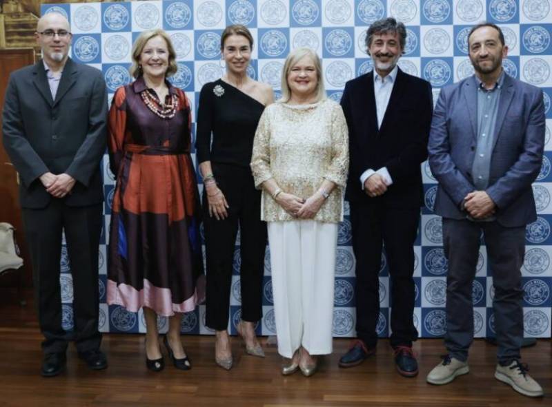 Jorge Fernández, Melania Vázquez, Carmen Posadas, Carmen de Rosa, Manuel Dorado y Santiago Casero.
