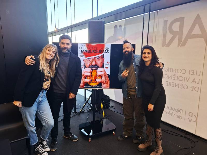 El conocido creador de contenido digital presenta su nuevo proyecto profesional como productor y actor, acompañado de Miguel Seguí, guionista y director de la obra, y sus compañeros de reparto: Mireia Pérez, Laura Pellicer, Raúl Ferrando y Toni Misó