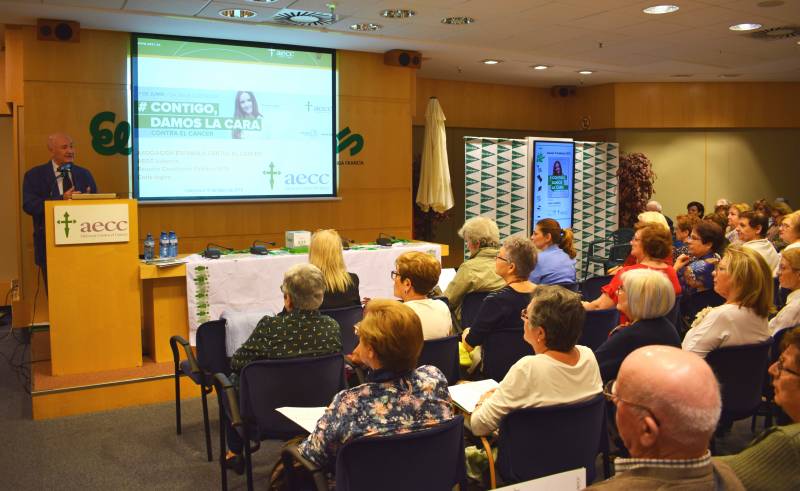 Tomás Trénor en el atril de la Sala Ámbito Cultural de El Corte Inglés 