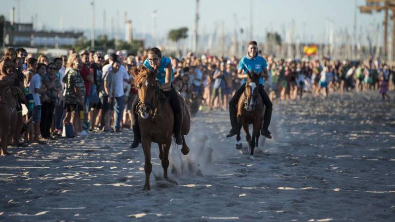 Las carreras se celebran en la arena de la playa a partir de las 18 horas